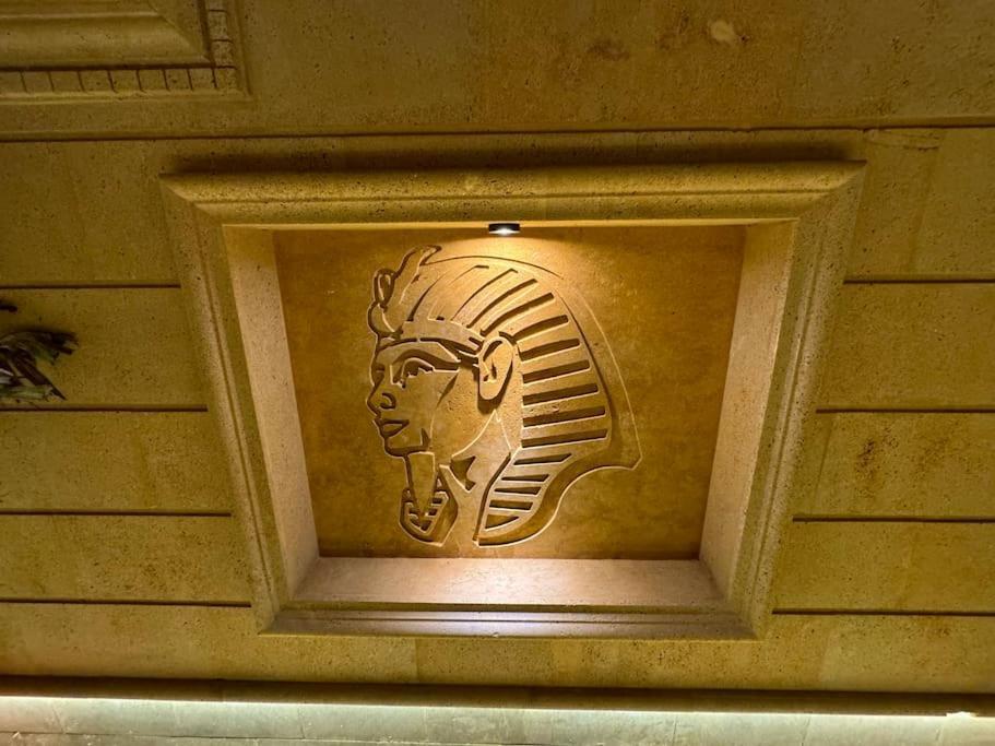 Marron Pharaohs Nefertiti * Cairo